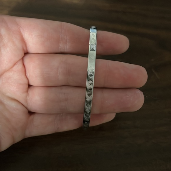 stainless steel detailed bangle bracelet - Picture 4 of 5